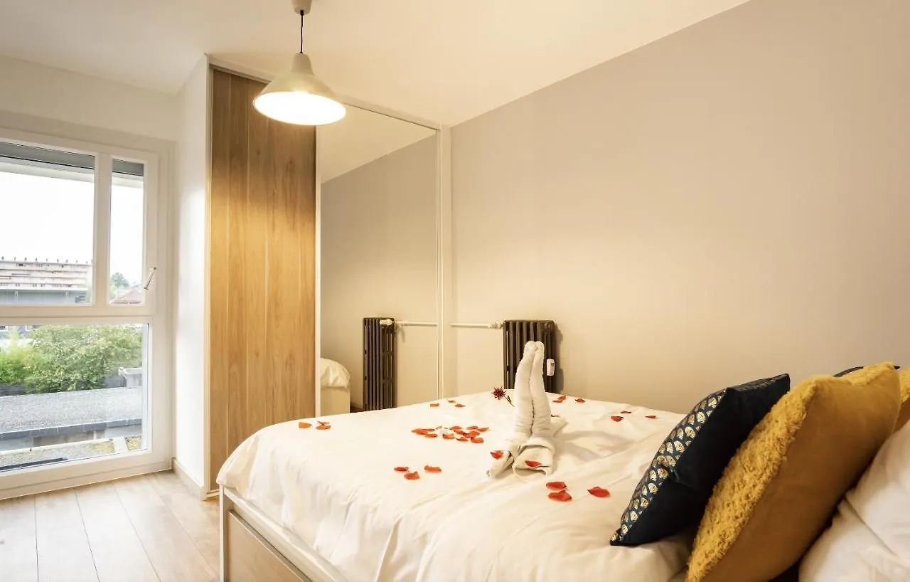 Gambetta Chaleureux T3 Avec Place De Parking Privee Annecy France